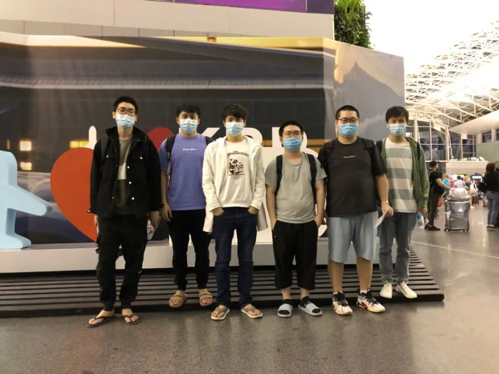 因为背后有